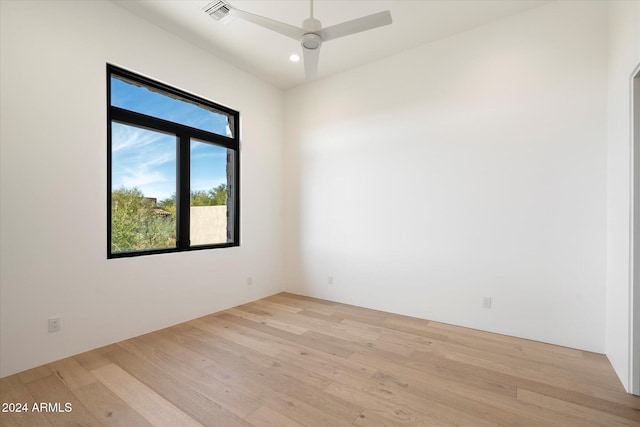 spare room featuring light wood-style floors, recessed lighting, visible vents, and ceiling fan