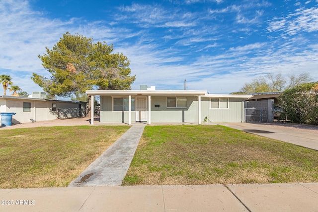 ranch-style house featuring a front yard