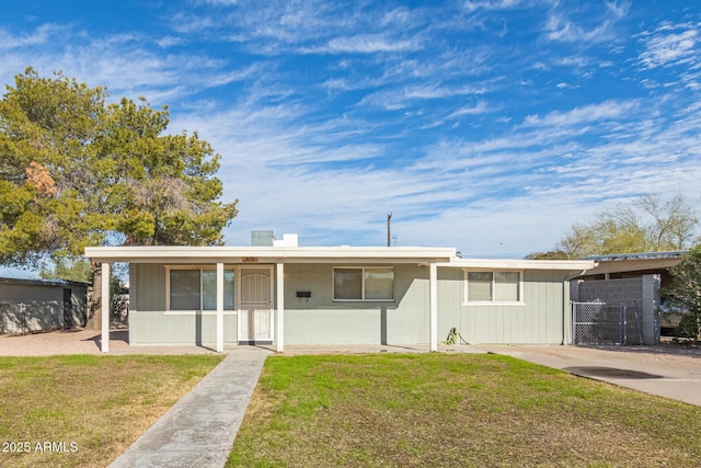 view of front of property featuring a front lawn