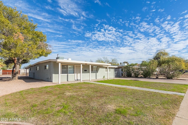 view of front of home featuring fence and a front lawn