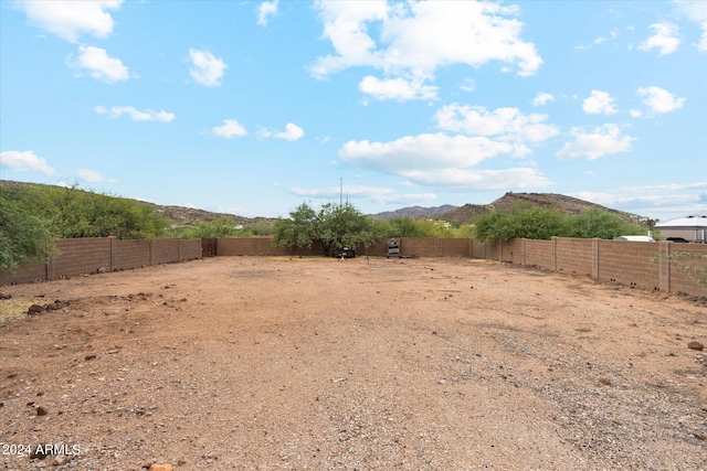 view of yard featuring a mountain view