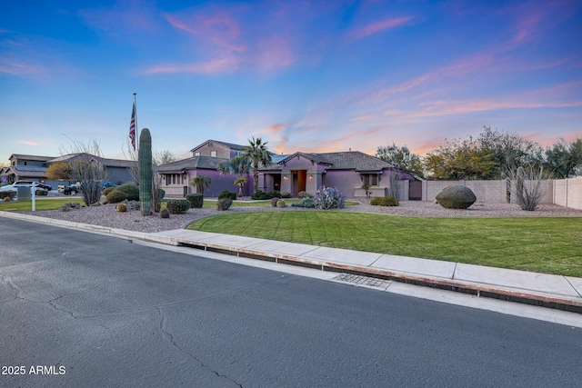 view of front of property featuring a lawn