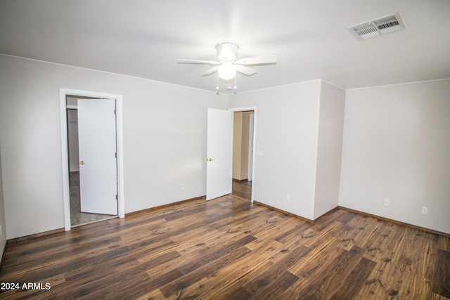 unfurnished room featuring dark wood-type flooring and ceiling fan