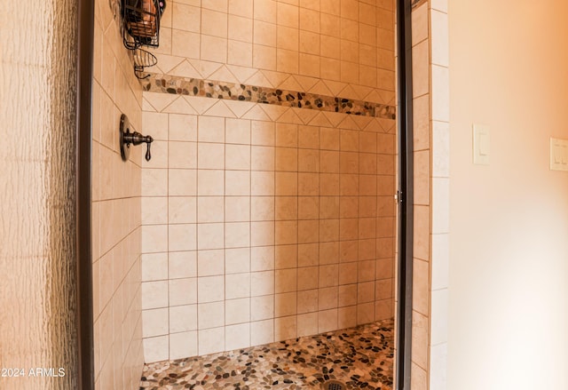 bathroom featuring tiled shower