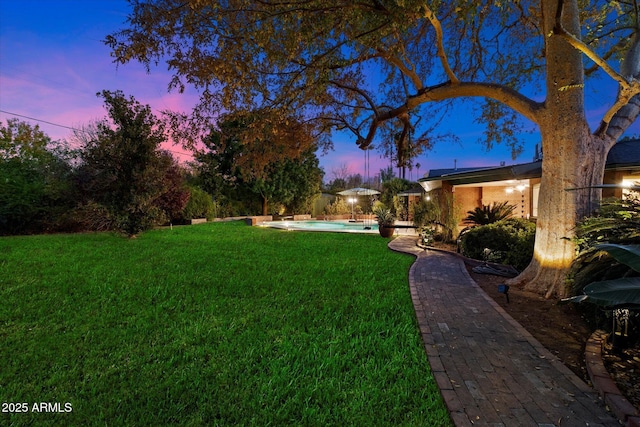 view of yard at dusk