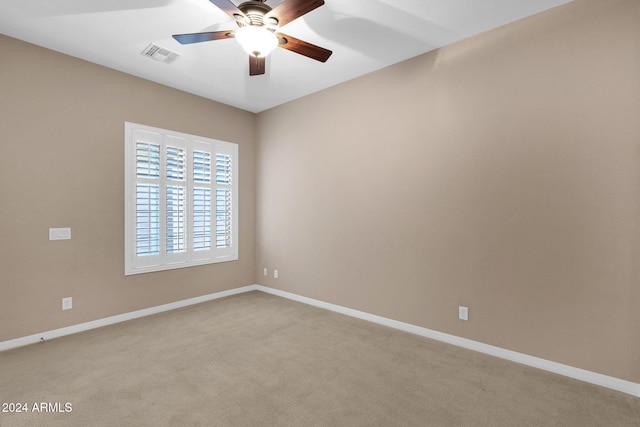 unfurnished room with light carpet and ceiling fan