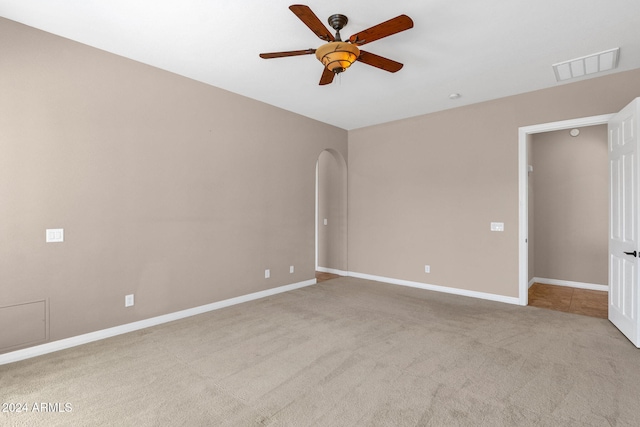 carpeted spare room featuring ceiling fan