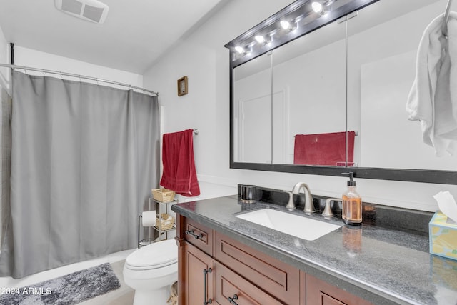 bathroom featuring a shower with shower curtain, vanity, and toilet