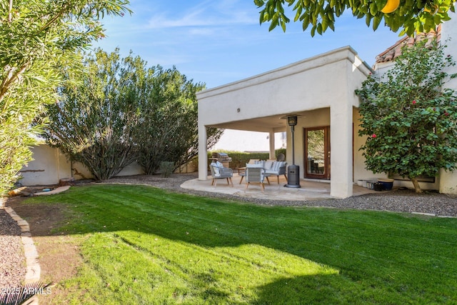 view of yard featuring an outdoor hangout area and a patio area