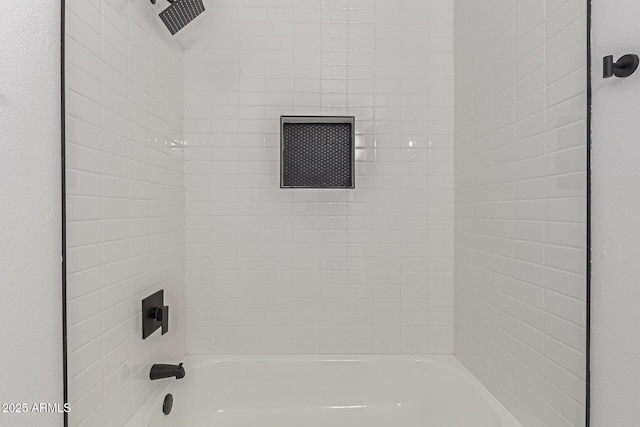 bathroom featuring tiled shower / bath combo