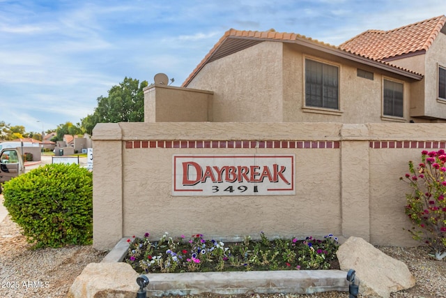 view of community / neighborhood sign