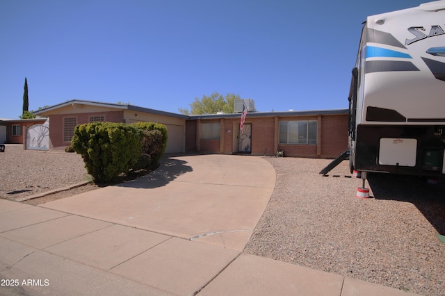 ranch-style house with driveway