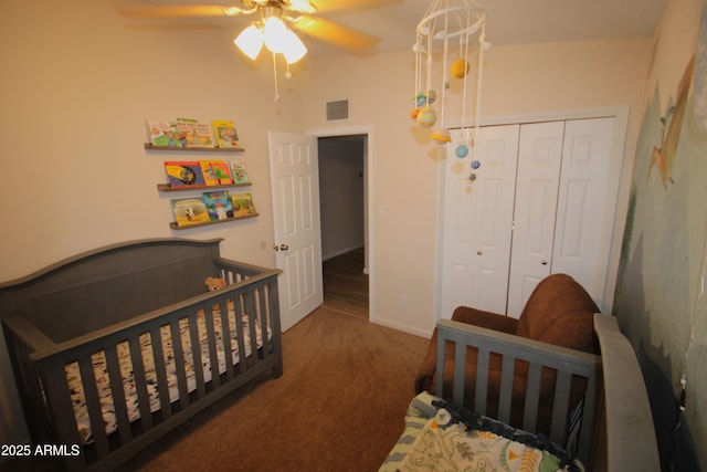 bedroom featuring carpet floors, a ceiling fan, baseboards, visible vents, and a closet
