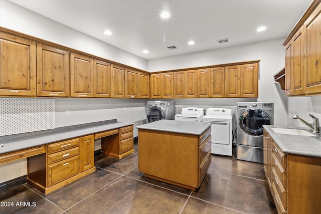 laundry room featuring visible vents, cabinet space, a sink, and washer and clothes dryer