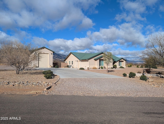 view of front of property featuring concrete driveway