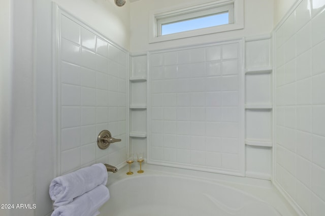 bathroom featuring tiled shower / bath combo