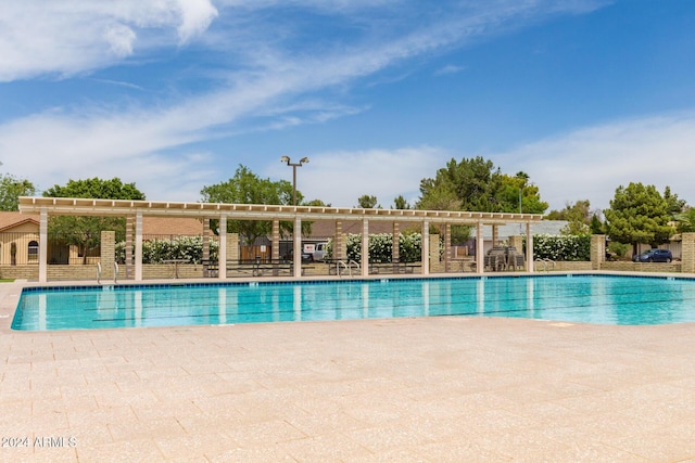 view of swimming pool