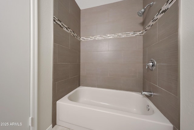 bathroom featuring tiled shower / bath combo