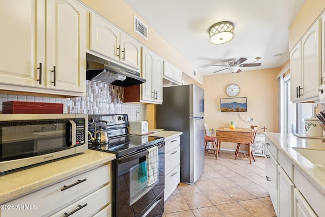 17024 N Pinion Ln, Sun City, AZ 85373 - kitchen featuring under cabinet range hood, backsplash, visible vents, a ceiling fan, and appliances with stainless steel finishes