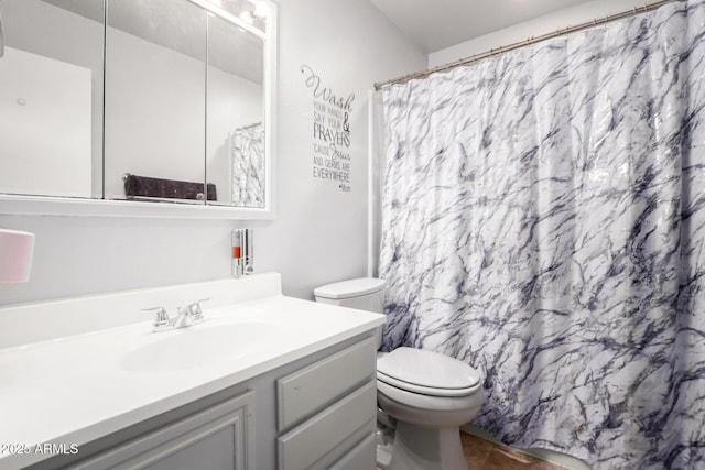 full bath with vanity, toilet, and a shower with curtain