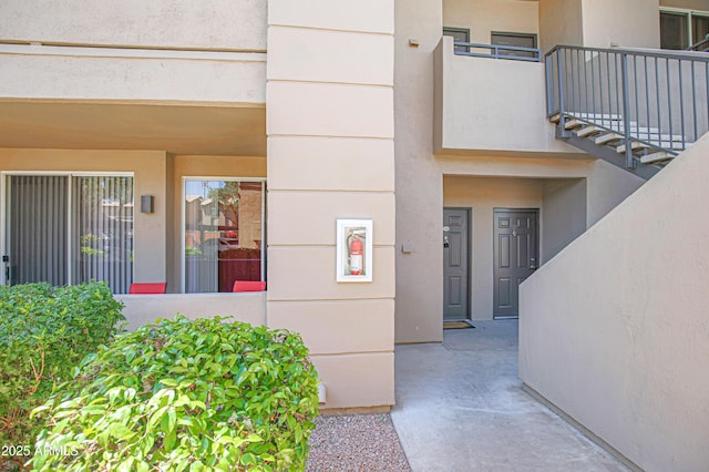 view of exterior entry featuring stucco siding