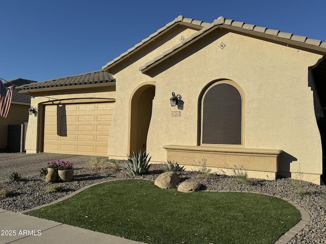 view of front of house featuring a garage and a front yard