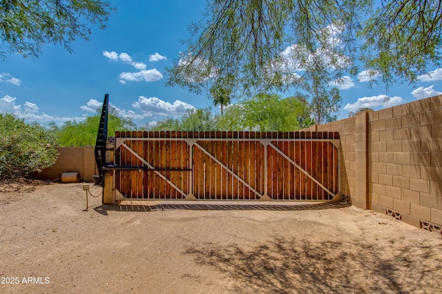 7102 E Kalil Dr, Scottsdale, AZ 85254 - view of gate