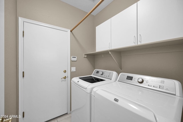 laundry room with cabinets and independent washer and dryer