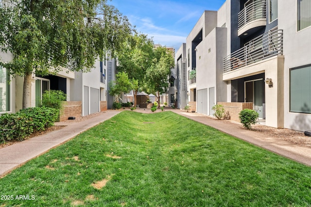 3633 N 3rd Ave Unit 1035, Phoenix, AZ 85013 - view of property's community with a yard and a residential view