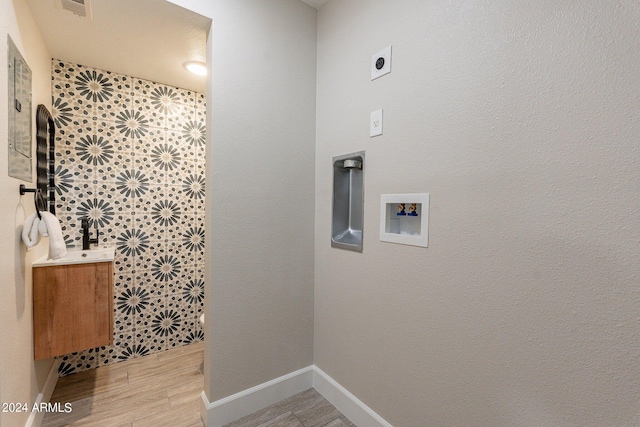 washroom with electric dryer hookup and washer hookup