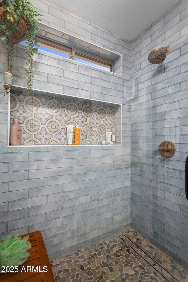 21813 N 40th Way, Phoenix, AZ 85050 - bathroom with tiled shower