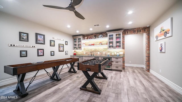 playroom featuring a ceiling fan, wet bar, visible vents, and recessed lighting