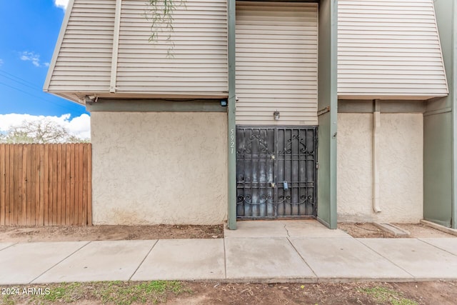 5921 W Golden Ln, Glendale, AZ 85302 - garage with fence