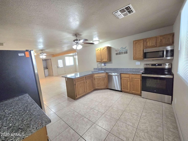 13245 N Betty Angel Way, Florence, AZ 85132 - kitchen with stainless steel appliances, a peninsula, light tile patterned floors, a sink, and ceiling fan