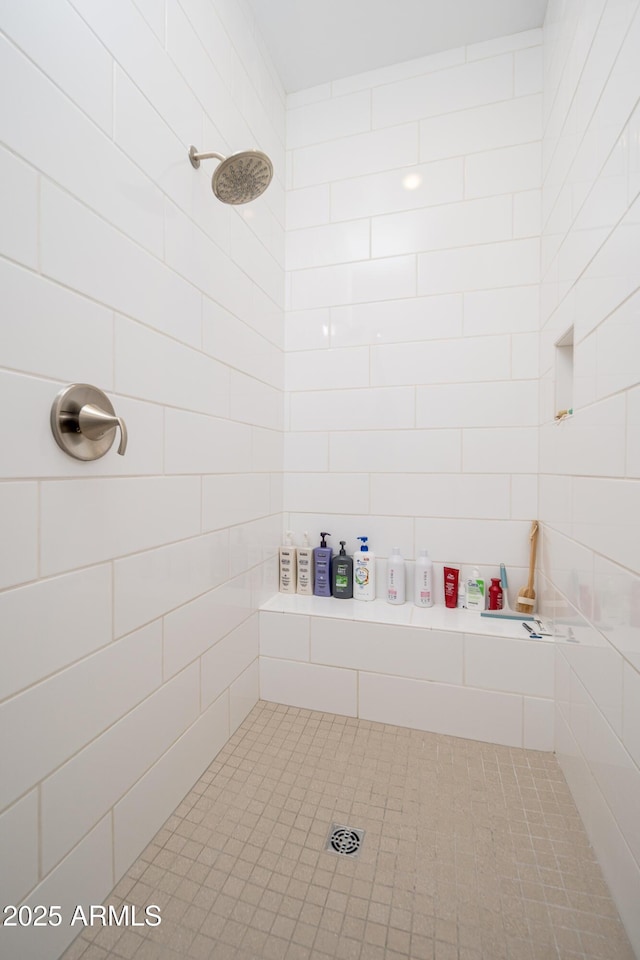 bathroom featuring a tile shower