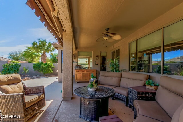 view of patio featuring a fenced backyard, an outdoor living space, and a ceiling fan