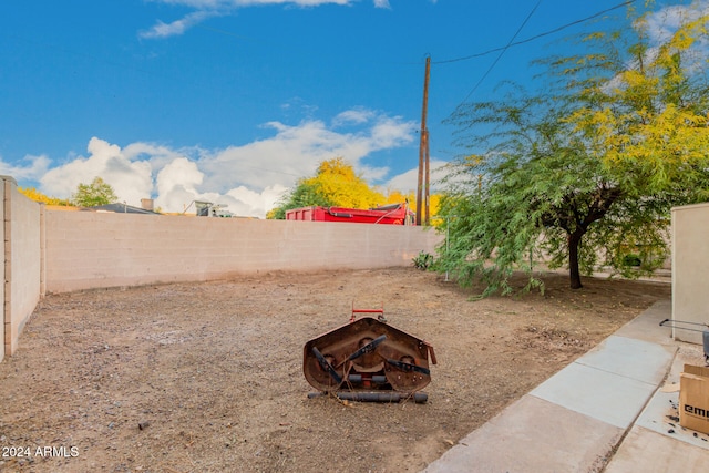 view of yard with a fire pit