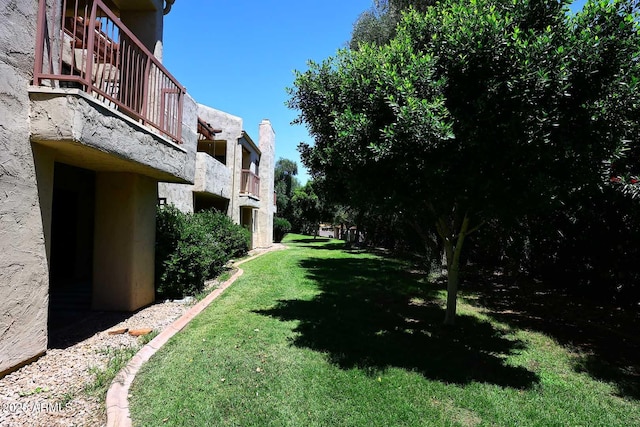 9355 N 91st St Unit 112, Scottsdale, AZ 85258 - view of green lawn featuring a balcony