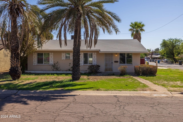 ranch-style house featuring a front yard