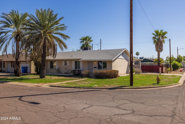 ranch-style house featuring a front yard