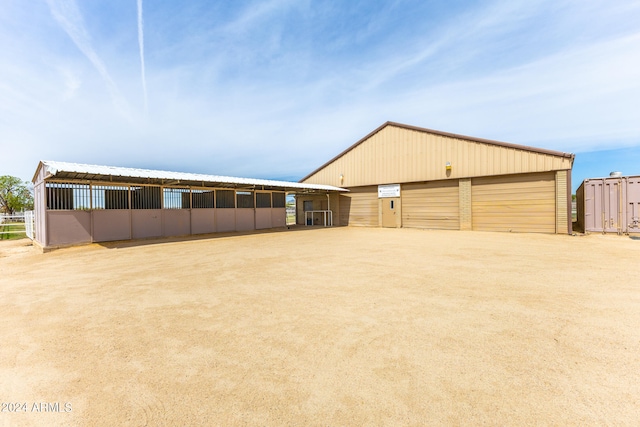 view of yard with an outdoor structure