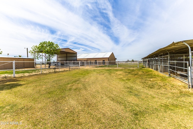 view of yard featuring an outdoor structure