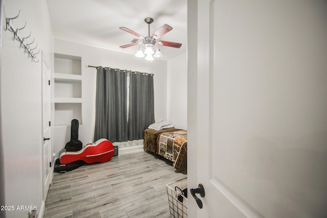 bedroom featuring light wood finished floors and a ceiling fan