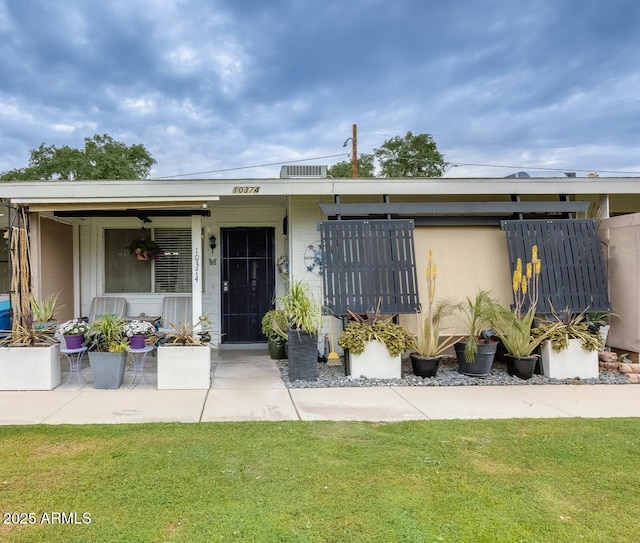 10374 W Deanne Dr, Sun City, AZ 85351 - view of front of home with a porch and a front yard