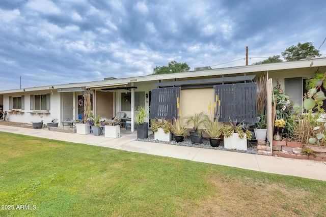 10374 W Deanne Dr, Sun City, AZ 85351 - back of property featuring a lawn