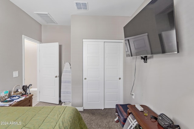 bedroom with carpet flooring, baseboards, a closet, and visible vents