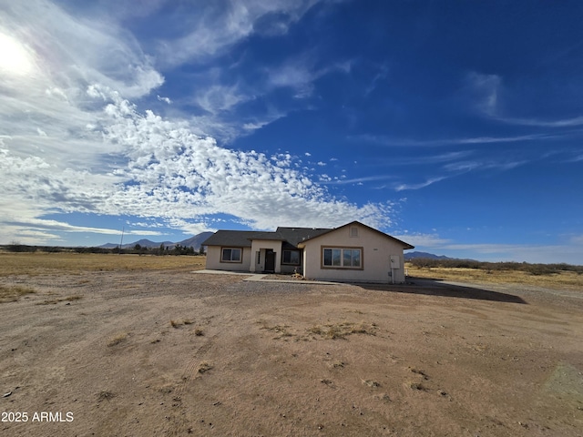 view of front of property featuring a mountain view