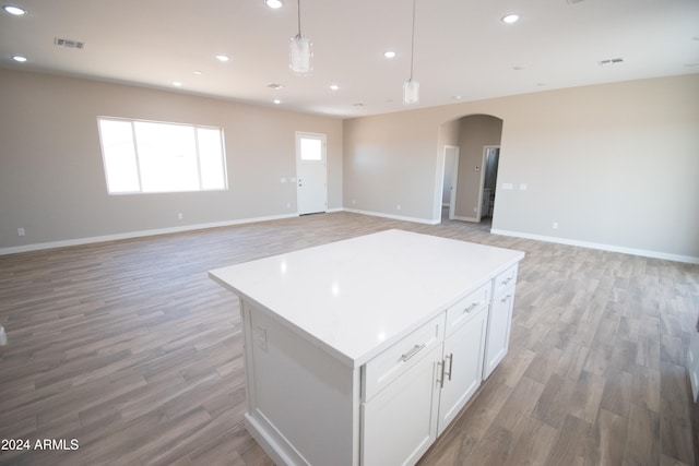 kitchen with recessed lighting, visible vents, arched walkways, and open floor plan