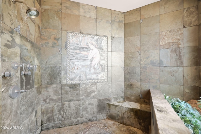 bathroom featuring a tile shower