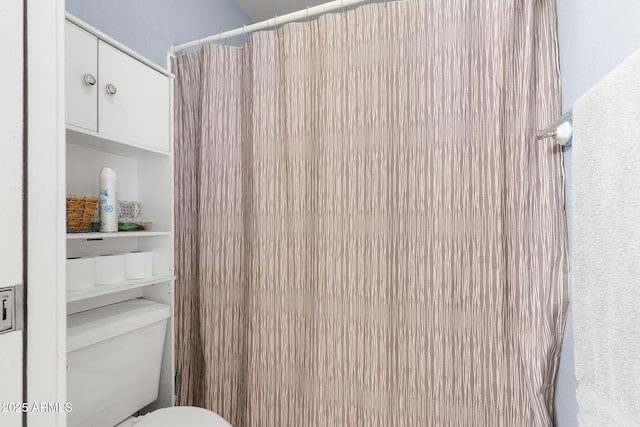 4631 N 77th Dr, Phoenix, AZ 85033 - full bath featuring toilet and curtained shower